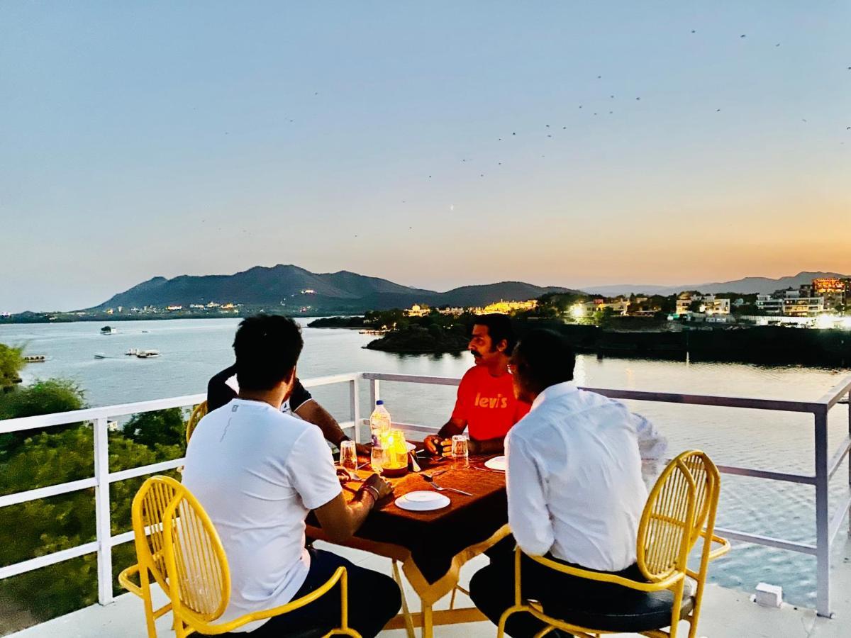 Haveli Jai Durga Udaipur Lake Facing With Swimming Pool Exterior photo